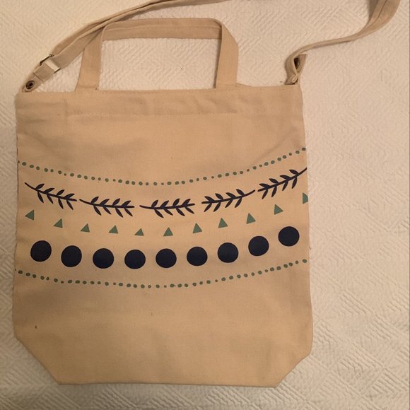 Fabfitfun winter collectible tote bag with crossbody and hand straps - NWT - Picture 3 of 5